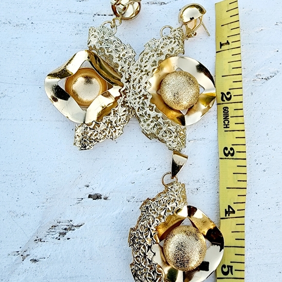 Avant-garde irregular hammered and filigree gold tone post earrings and pendant - Picture 4 of 5
